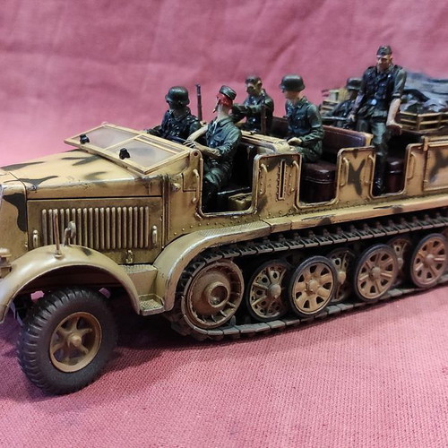 COLLECTIBLE metal version of the tracked vehicle "German Sd.Kfz.7 Half-Track"132 OUT OF STOCK.