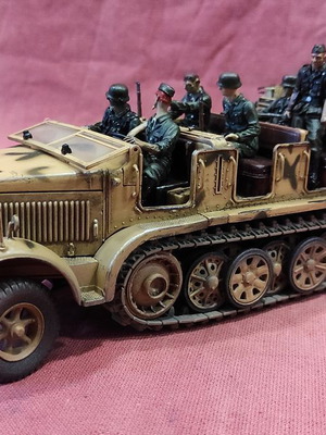 COLLECTIBLE metal version of the tracked vehicle "German Sd.Kfz.7 Half-Track"132 OUT OF STOCK.