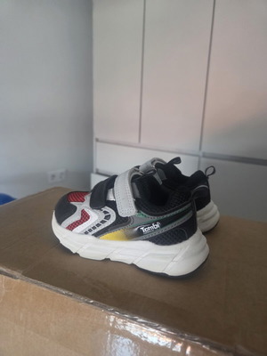 Boy's athletic shoes size 22 like new