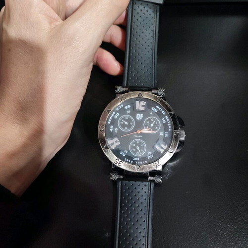 Men's sport watch used with black dial and silicone strap