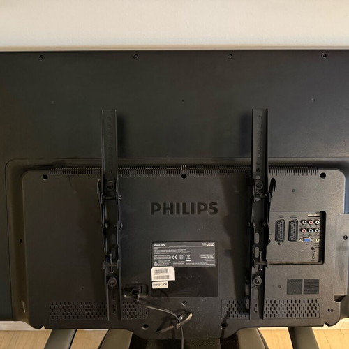 Philips TV 42 inches used, speakers not fully working, wall mount included