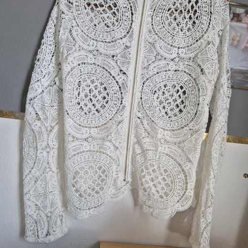 Lace top like new, size Small, white, long-sleeve with zipper