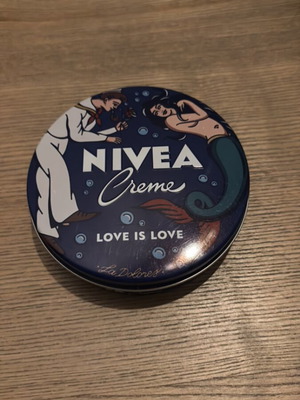 NIVEA collectible tin Love is Love 9cm like new