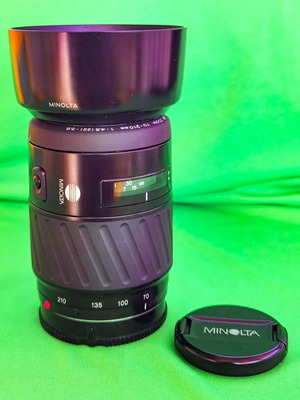 Minolta AF Zoom 70-210mm 1:4.5(22)-5.6 like new with genuine lens hood and caps