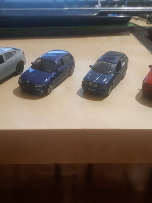Bmw collection with 1:32 and 1:43 scale models, like new