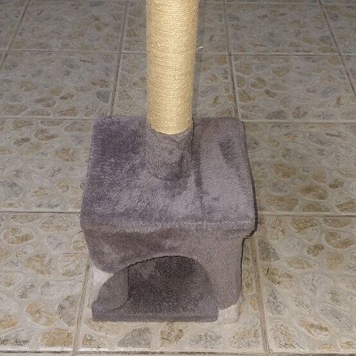 Cat scratching post like new, height 0.65m, width 0.26m