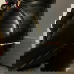 Μαύρες μπότες με τακούνι και χρυσές λεπτομέρειες