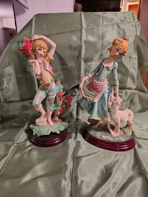 Decorative statues like new, set of 2, 30 cm height