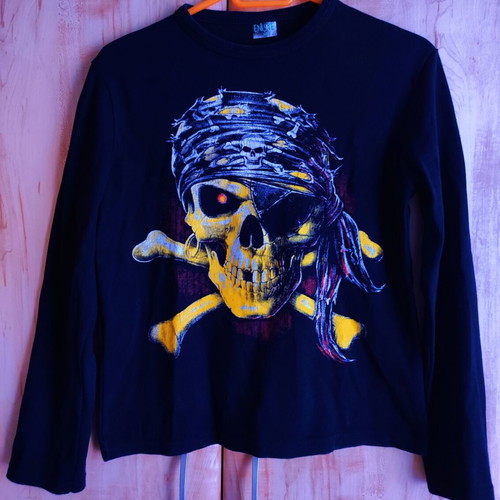 Cotton black sweater with pirate skull print used, medium size