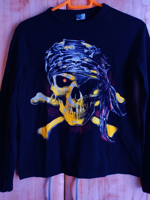 Cotton black sweater with pirate skull print used, medium size