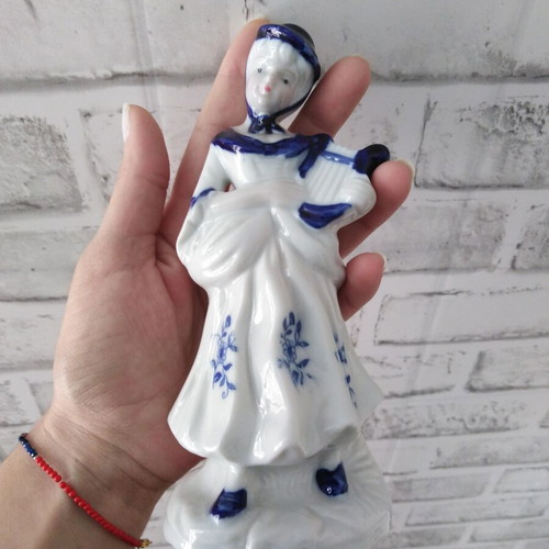 Vintage porcelain girl figurine like new