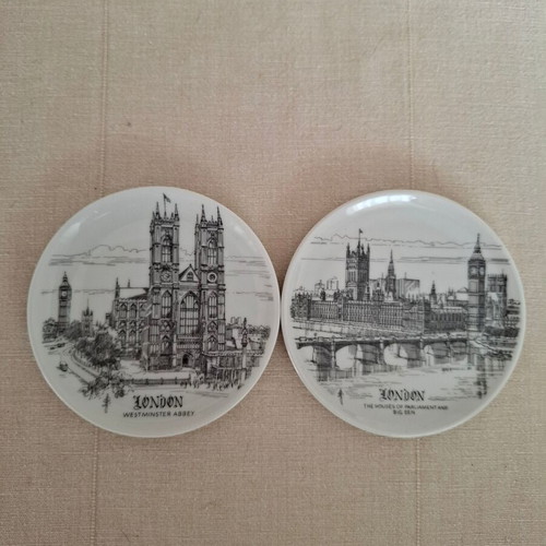 Set of 2 London Landmark Plates like new, 10cm diameter