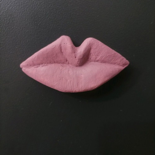 Handmade lips-shaped magnets new, made of plaster and acrylics