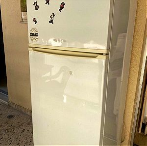Ψυγείο παλιό αλλά πλήρως λειτουργικό