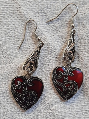 Vintage red hanging earrings new in excellent condition