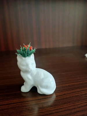 Decorative vessel white sitting cat like new