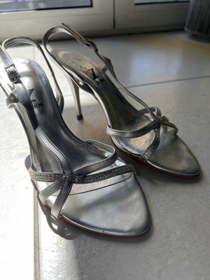 Сребърни сандали номер 37 с кристали