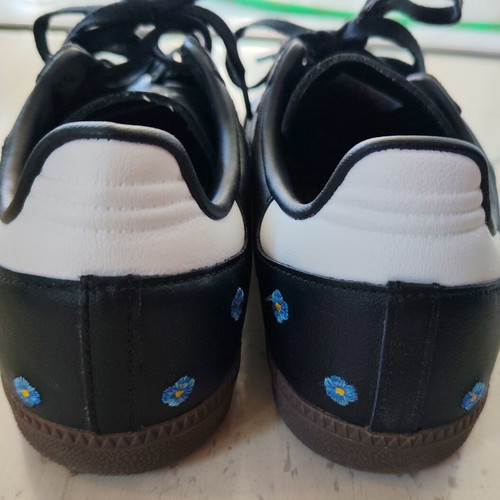 Adidas Samba OG αθλητικά σαν καινούργια, μαύρα με μπλε κεντητά λουλούδια νούμερο 40