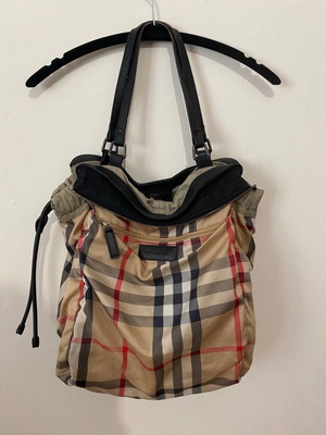 Burberry vintage τσάντα ώμου από νάιλον, μπεζ και καφέ
