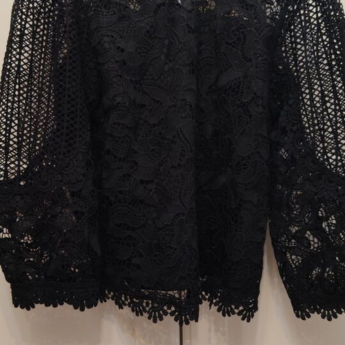 Black lace top with 3/4 sleeves like new, size S