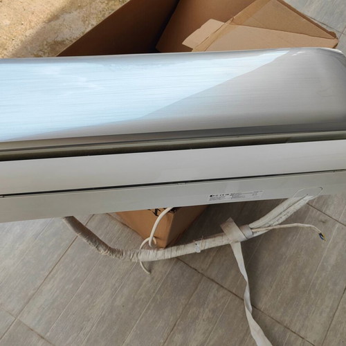 Inventor Comfort MFVI32-24 24,000 BTU air conditioner like new with free 12'' Equation
