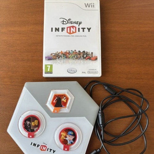 Disney Infinity 1.0 Nintendo Wii game like new with 3 power discs