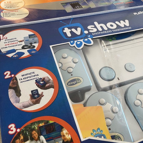 Playful TV Show game console used with 4 controllers