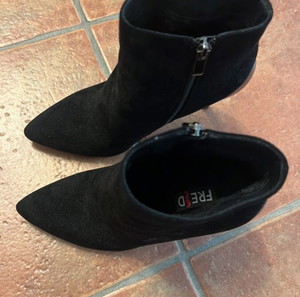Μποτάκια ankle boots σαν καινούργια, μαύρα σουέντ με μεταλλικό τακούνι