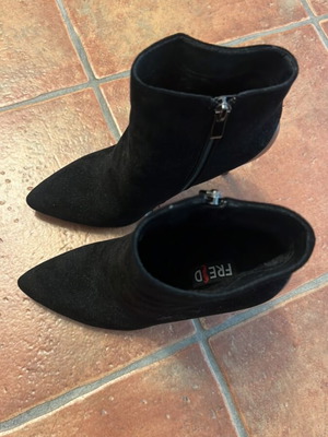 Μποτάκια ankle boots σαν καινούργια, μαύρα σουέντ με μεταλλικό τακούνι