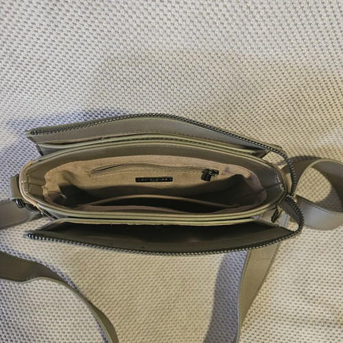 David Jones crossbody bag like new, khaki, 20cm x 16cm, zipper, multiple pockets