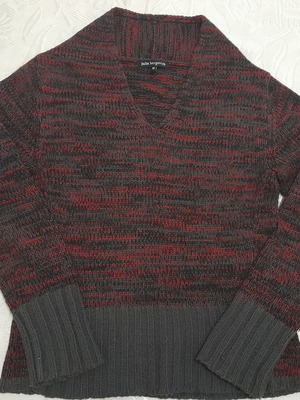 Woolen blouse Julia Bergovich like new, V-neck, gray and red, size M