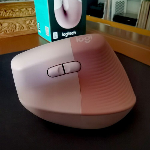 Logitech Lift Vertical Mouse S/M like new, pink