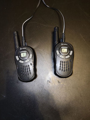 Cobra MT200 2 walkie talkies like new with 8 channels and charger