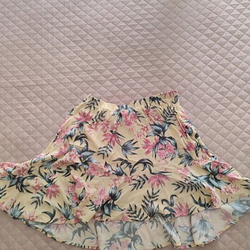 Floral mini skirt like new, yellow, elastic waist