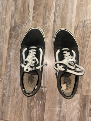 Vans Old Skool 42 used, black and white sneakers
