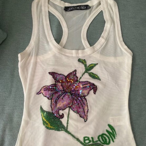 T-shirt like new, size S, white with floral embroidery