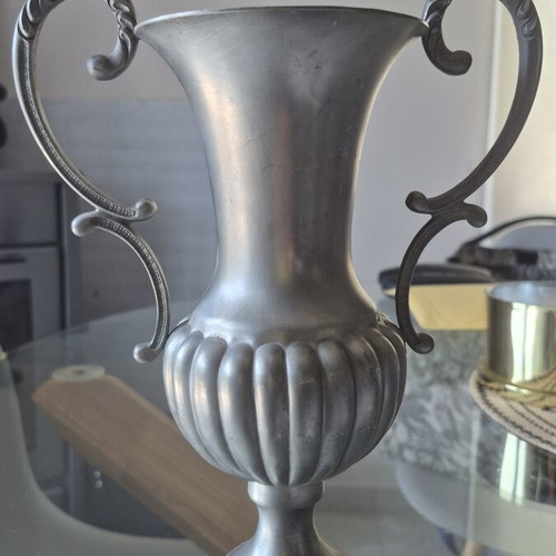 Vintage metal vase like new