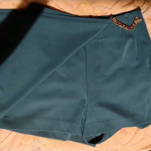 Lynne petrol skirt-shorts like new with detachable chain size L