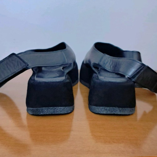 1725.a leather platform sandals like new, black, size 38
