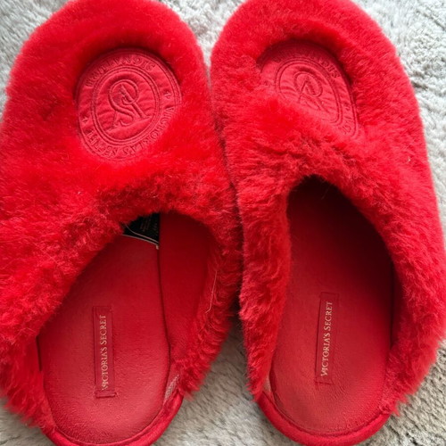 Victoria’s Secret faux fur slippers cherry red size 38-39 like new