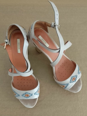 Geox pip toe sandals in soft gray color like new, size 38