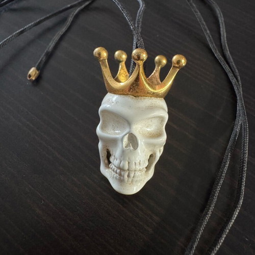 Skull necklace like new, white and gold
