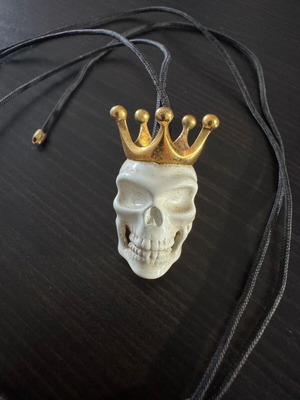 Skull necklace like new, white and gold