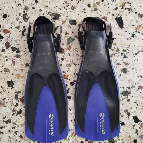 Open-type small-medium fins used