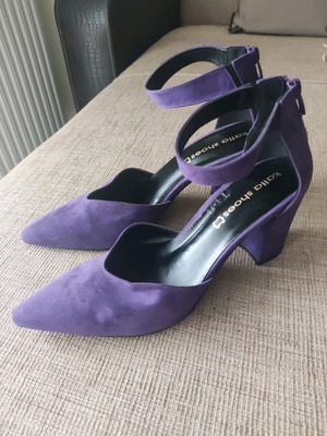 Katia Shoes purple suede pumps used, size 40 with ankle strap