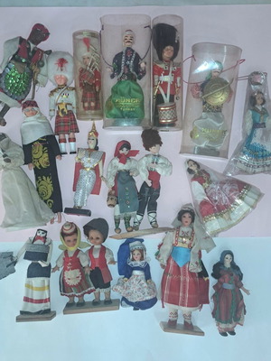 Vintage traditional dolls pack of 19, like new, souvenir from various countries