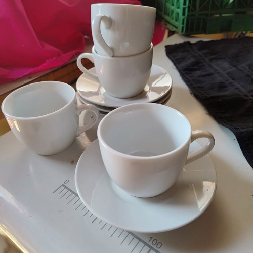 Set of 4 ceramic coffee cups with saucers