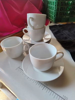Set of 4 ceramic coffee cups with saucers