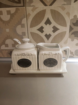 Milk-sugar decorative set like new