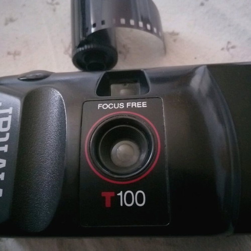 Vivitar T100 film camera used, 35 mm, focus-free